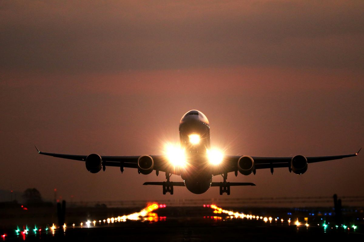 Jet beim Start in der Dämmerung