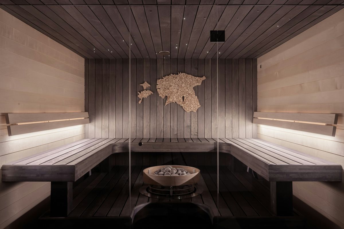 Kabinenverkleidung in warmer Holzoptik nach der Veredelung