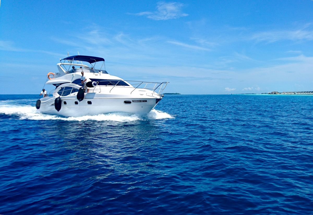 Motoryacht in Fahrt mit frisch folierter Rumpfoberfläche