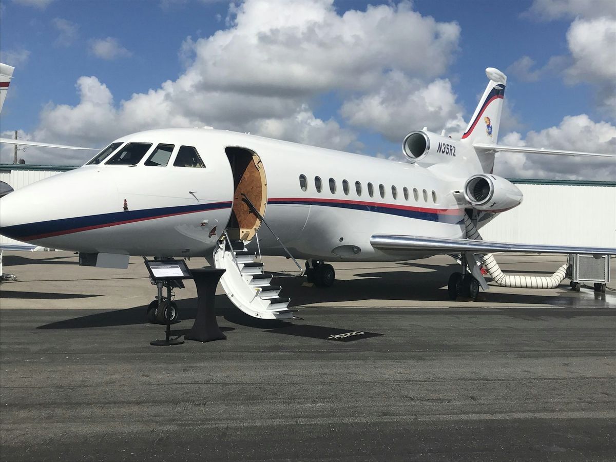 Business Jet mit neuer Exterior-Livery am Hangar
