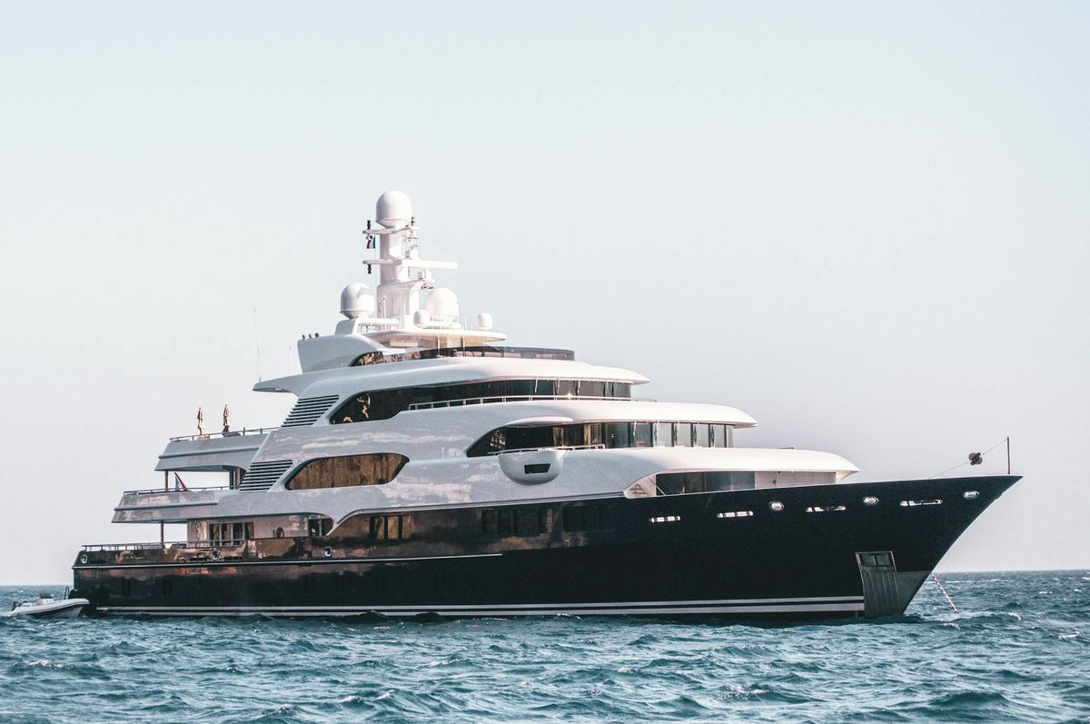Superyacht mit hochglänzend veredeltem Rumpf vor der Küste