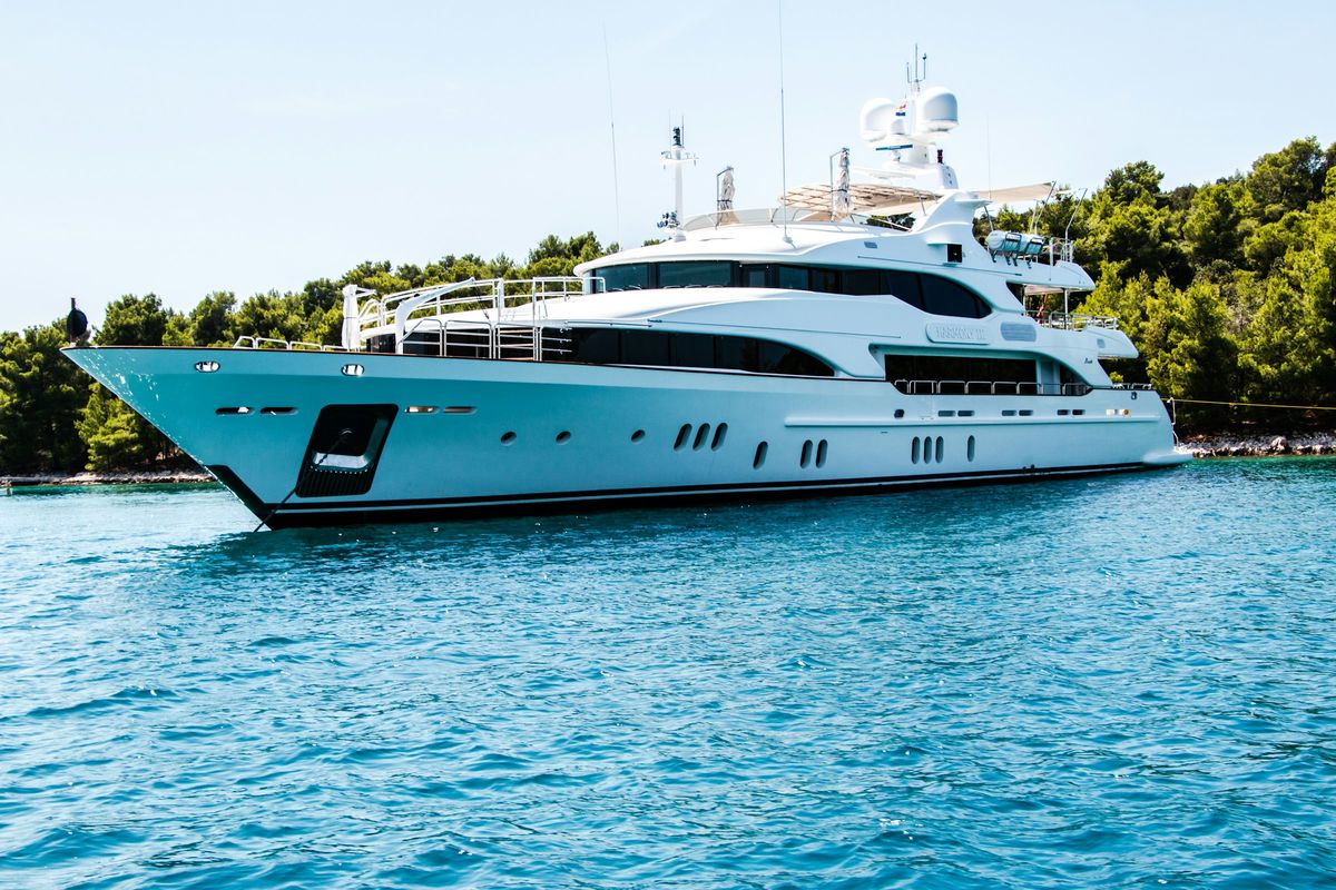 Superyacht nach der Rumpffolierung im Mittelmeer